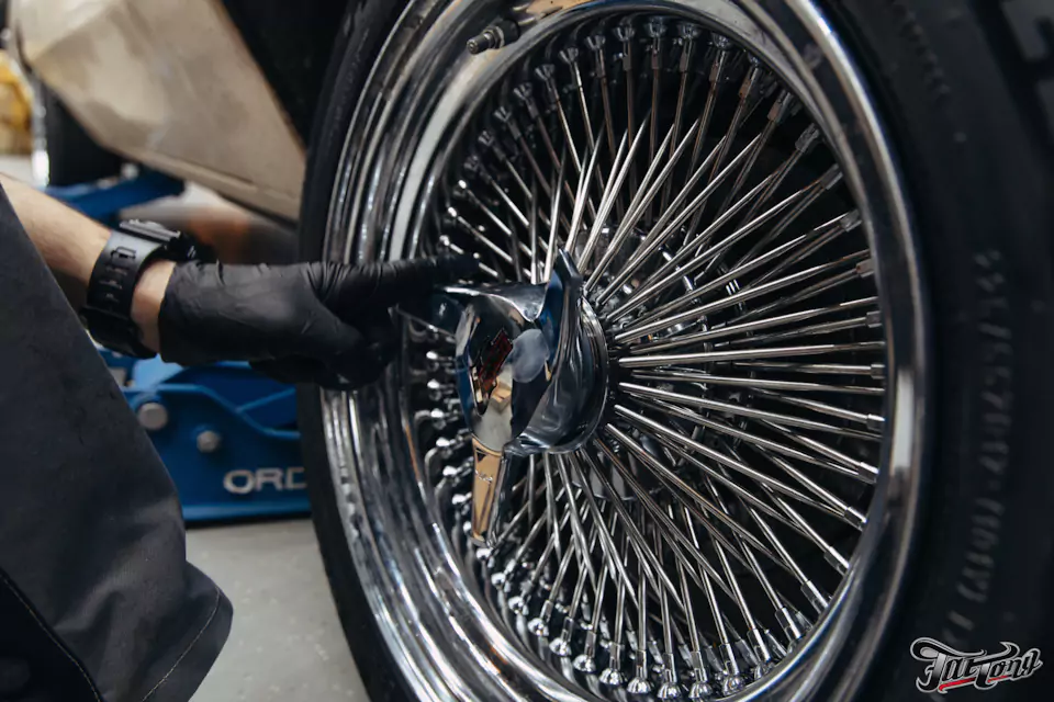 Фирменный шиномонтаж на стендах Hunter для Chevrolet Impala: собрали комплект колес Dayton Wire Wheels с системой knock-off!